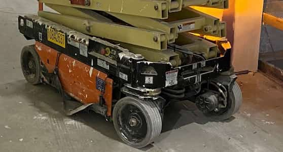 Scissor lift diaper prevents fluid leaks